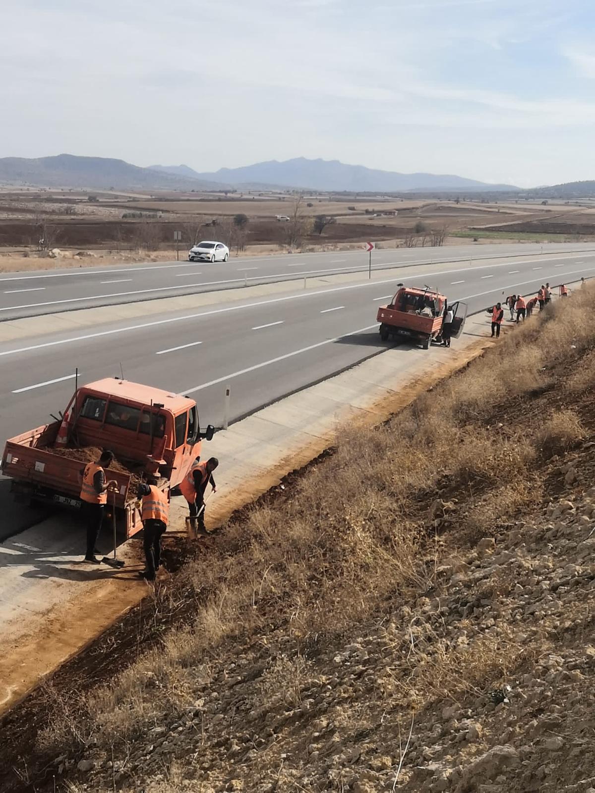 Özdemireller yol kenarı ve hendek temizliği ekibi
