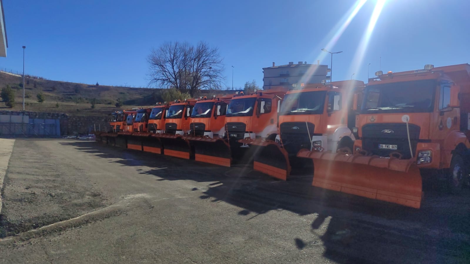 Kar küreme bıçaklı kamyon filosu