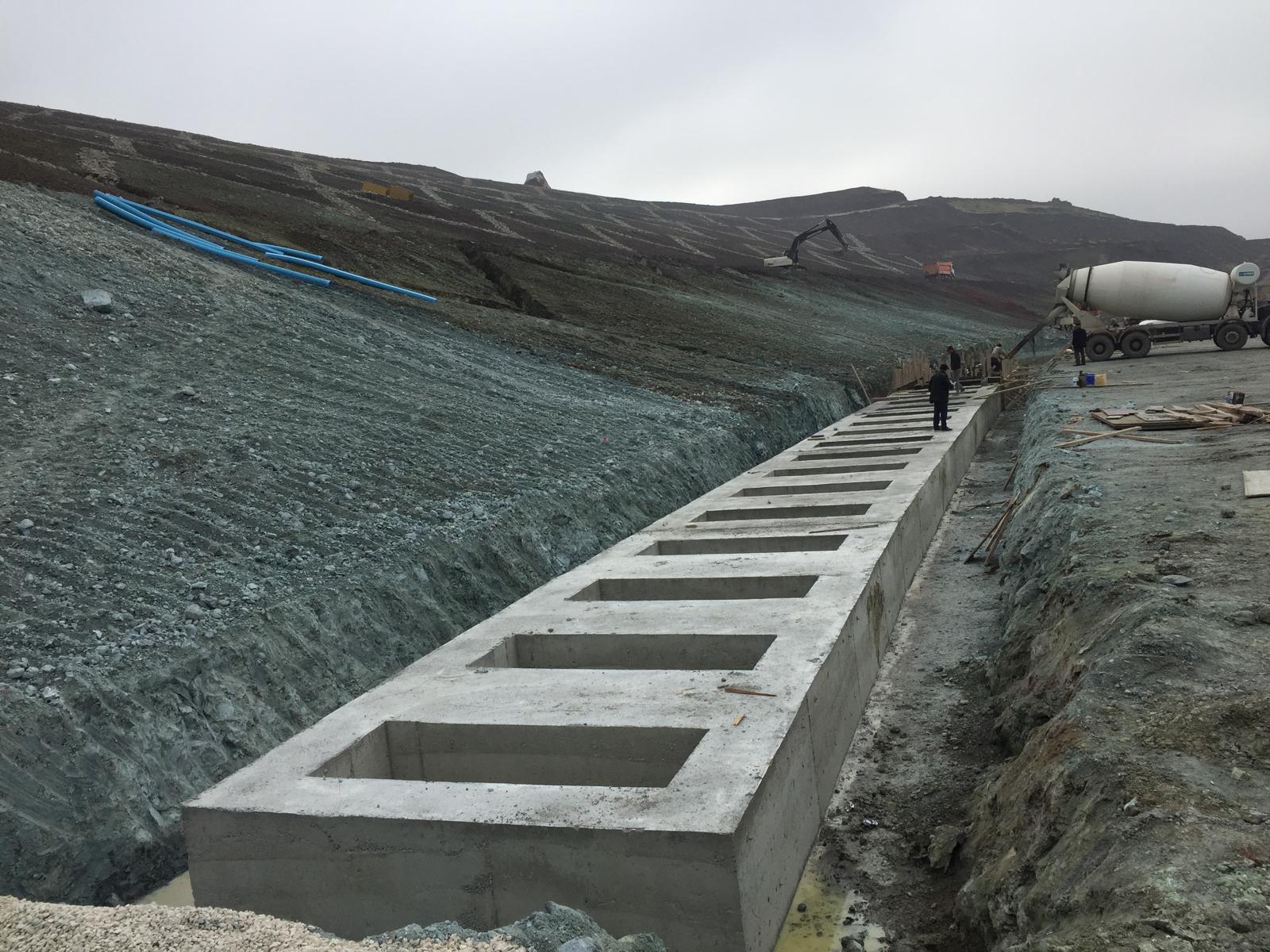 Heyelan ıslahı kapsamında betonarme temel imalatı