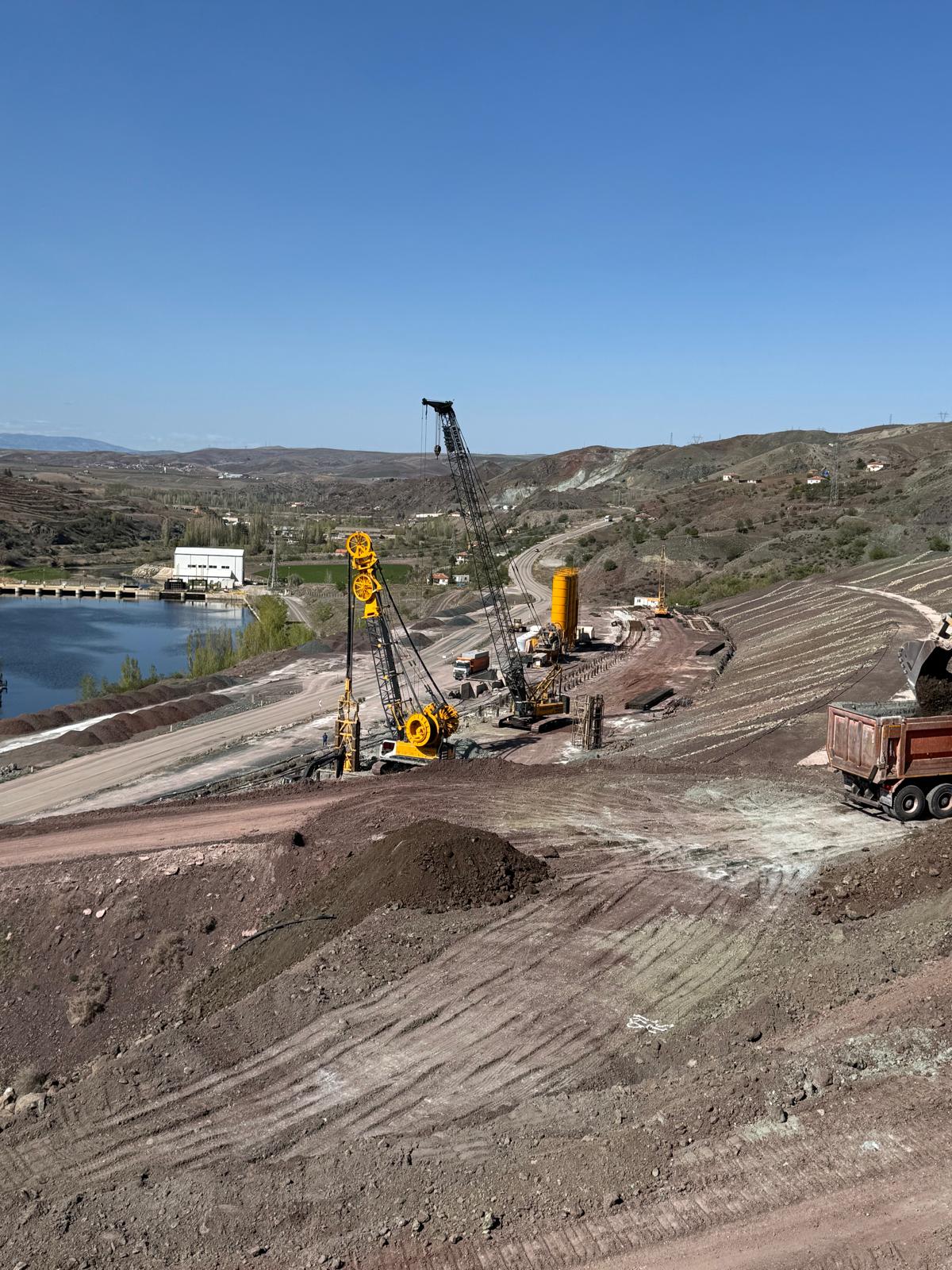 Heyelan ıslahı ve baret kazık çalışma sahasının genel görünümü