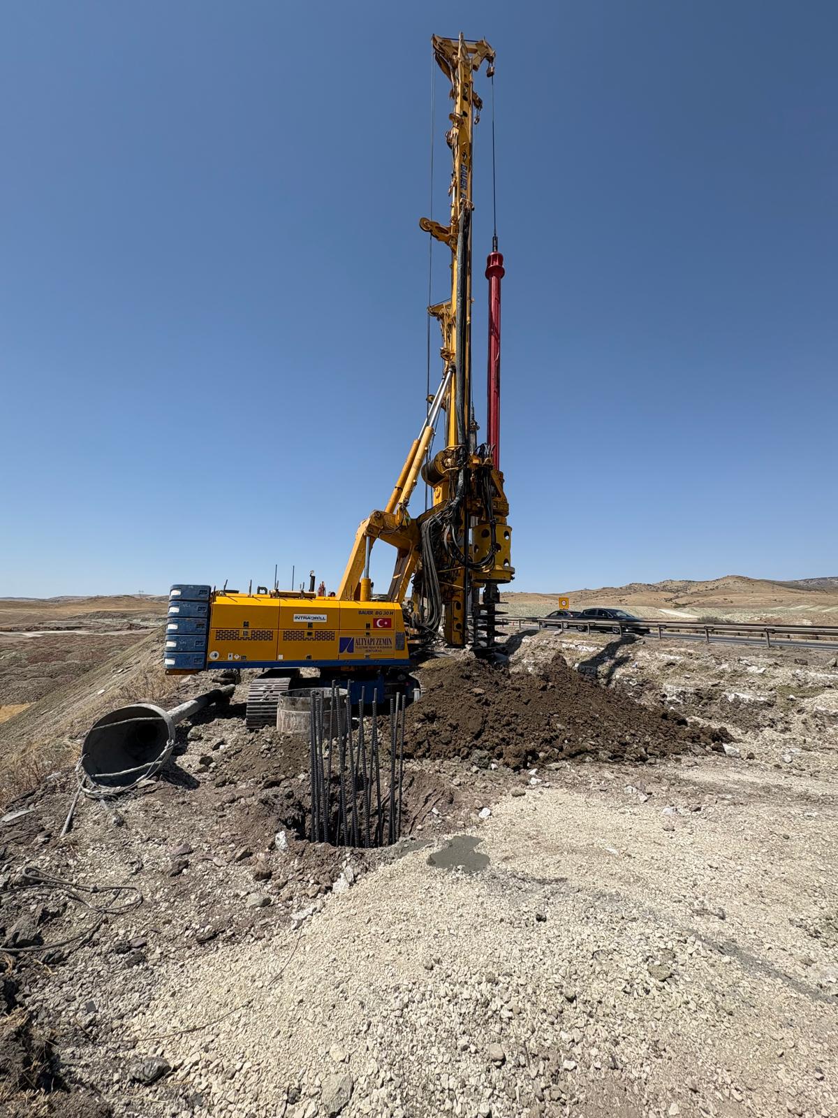 Şev destekleme çalışmasında kazık delgi makinesi