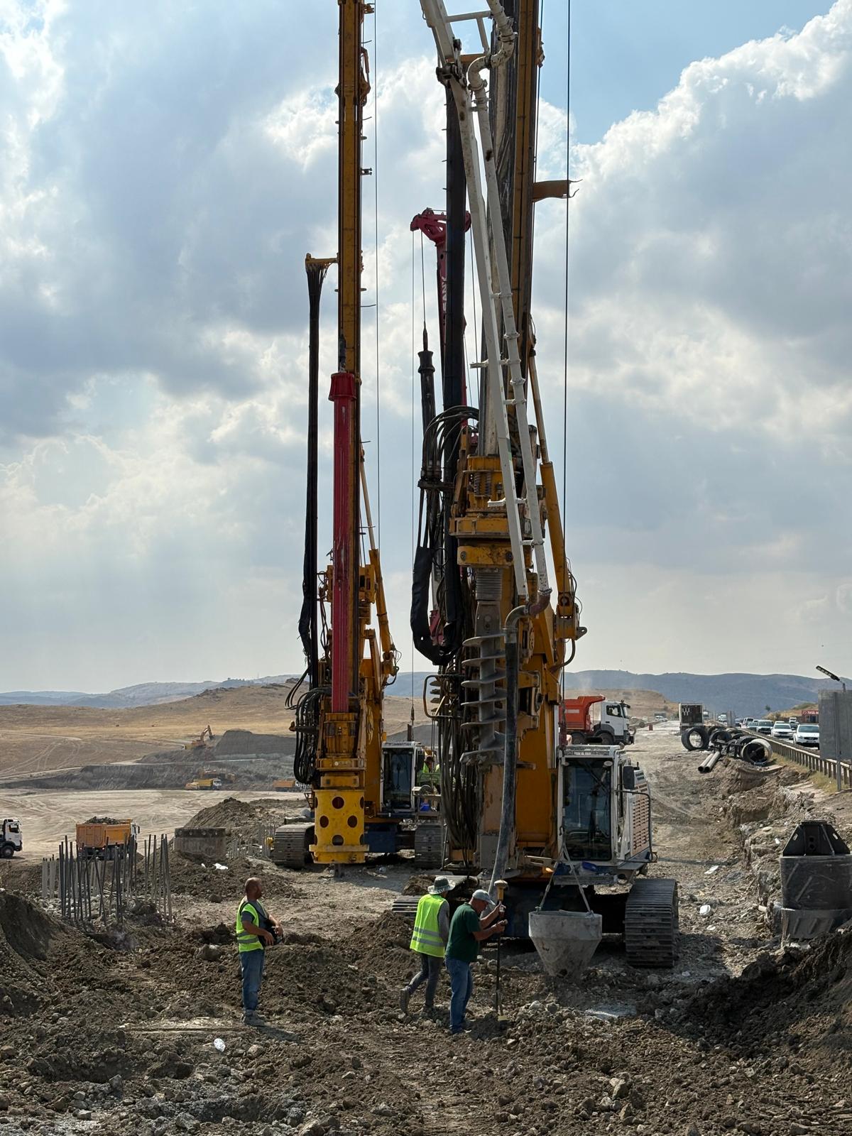 Kazık makineleriyle birlikte betonlama çalışması
