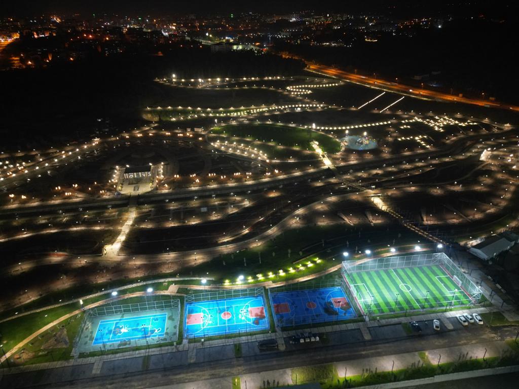 Gece aydınlatmalarıyla millet bahçesinin havadan görünümü
