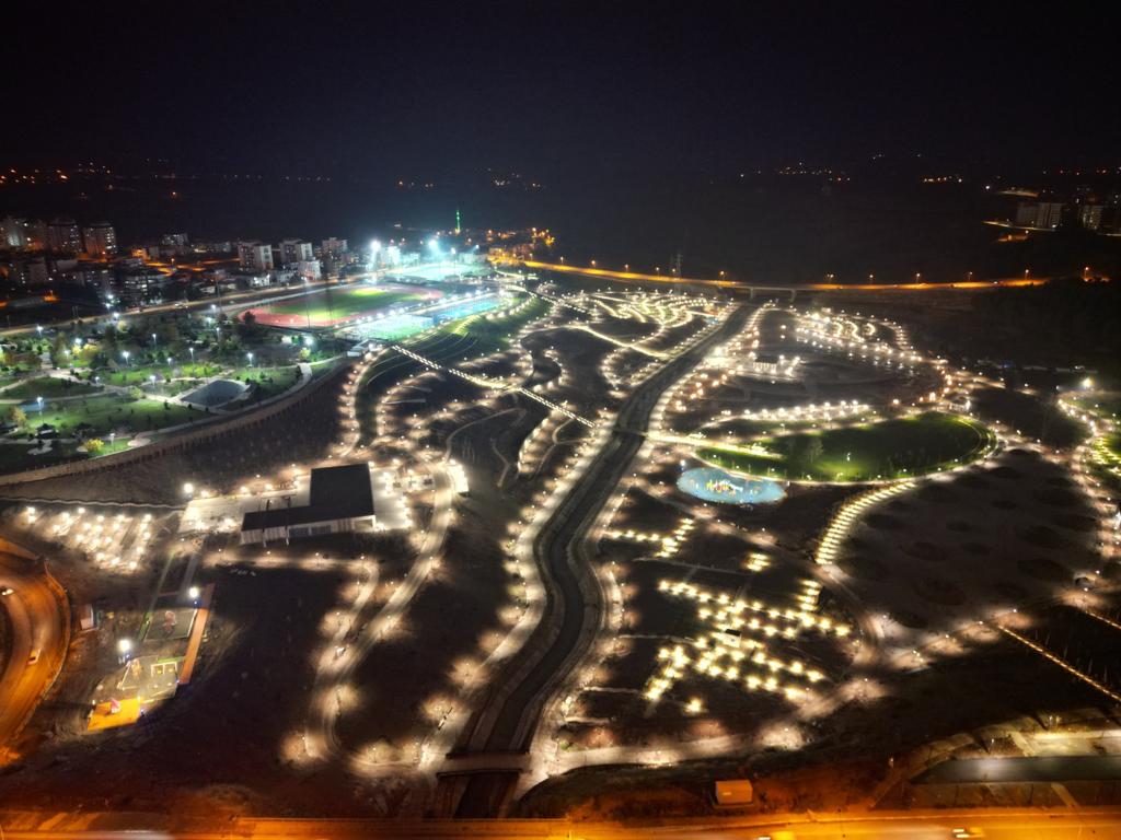Millet bahçesinin gece genel görünümü
