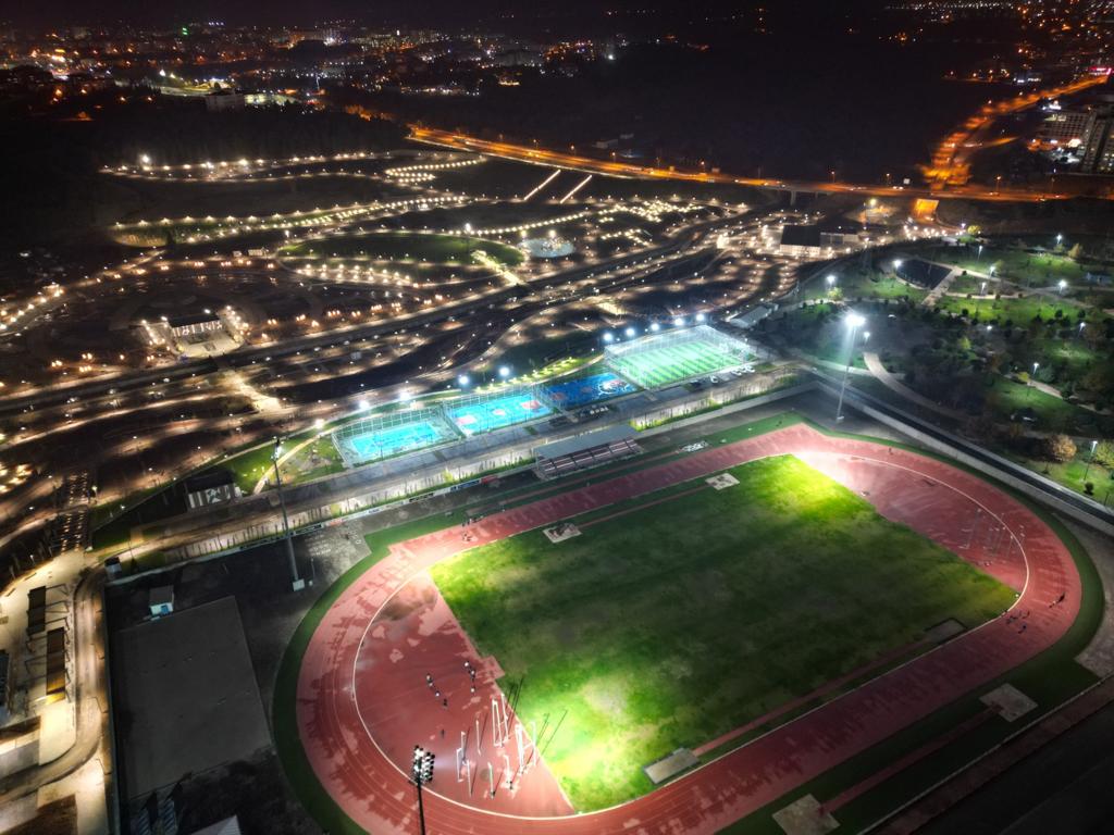 Millet bahçesindeki spor alanlarının gece görünümü