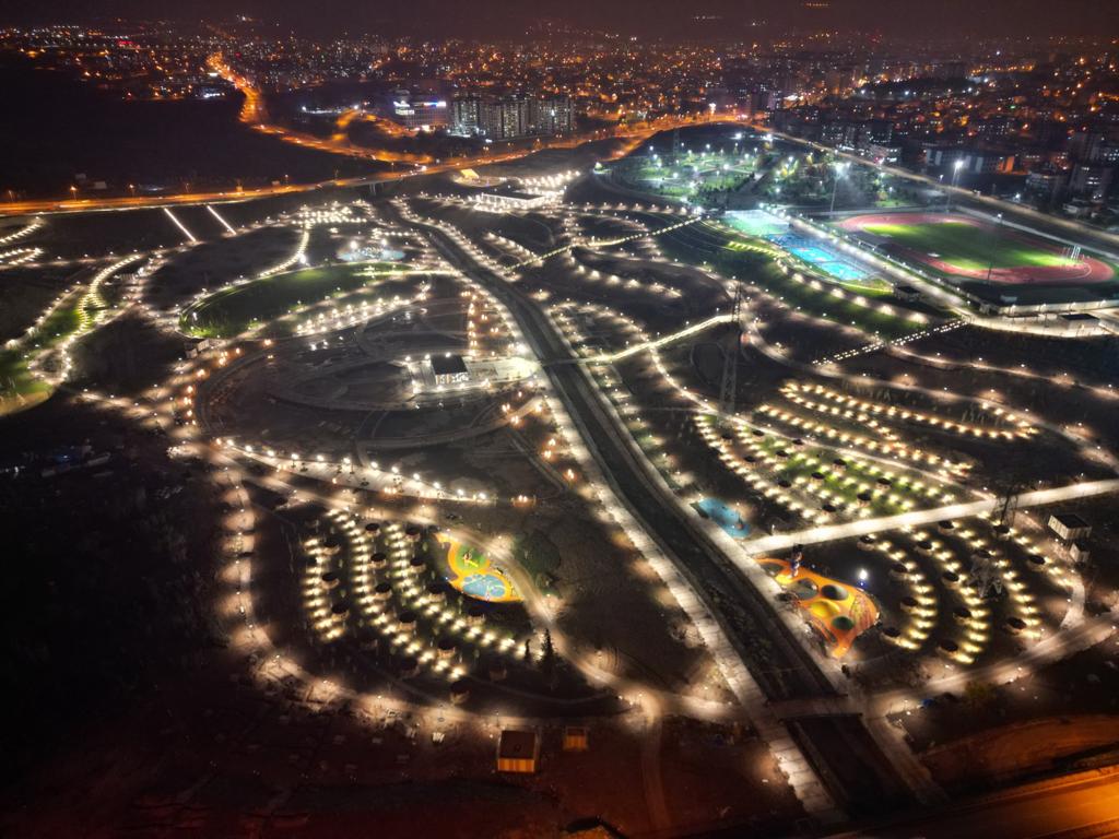 Millet bahçesi peyzaj alanlarının gece görünümü