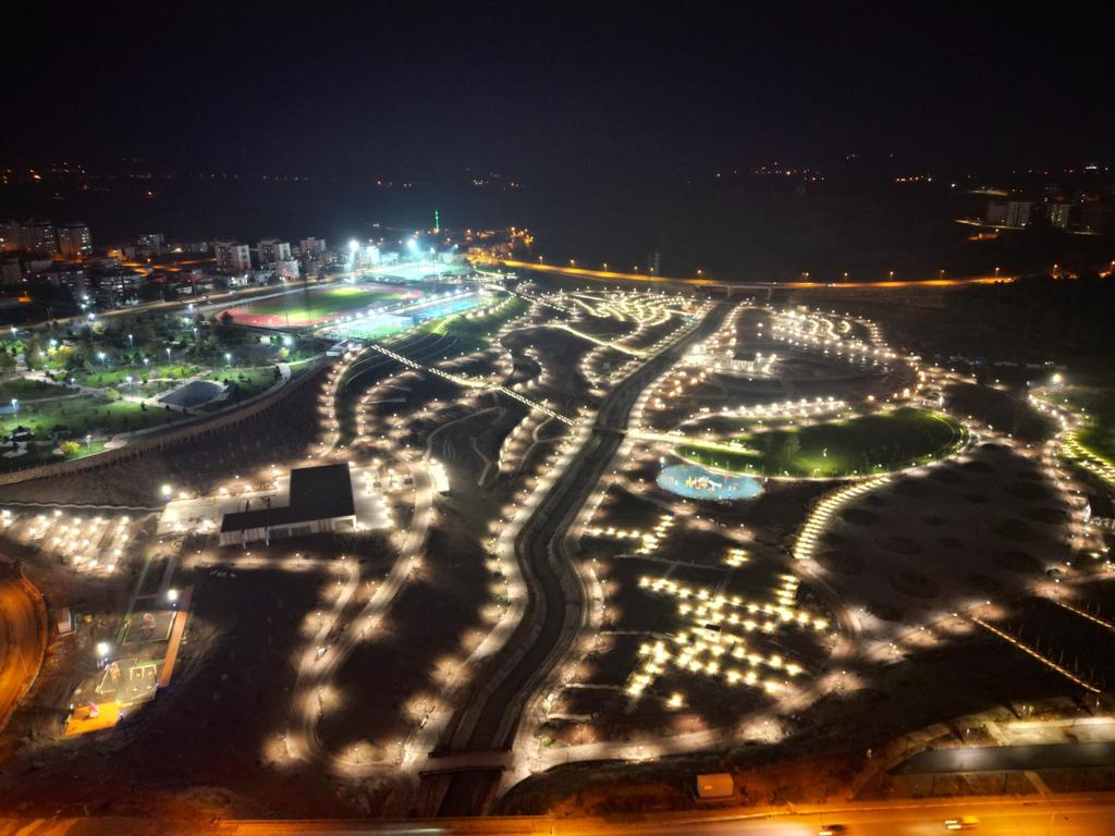 Millet bahçesinin gece havadan panoramik görünümü