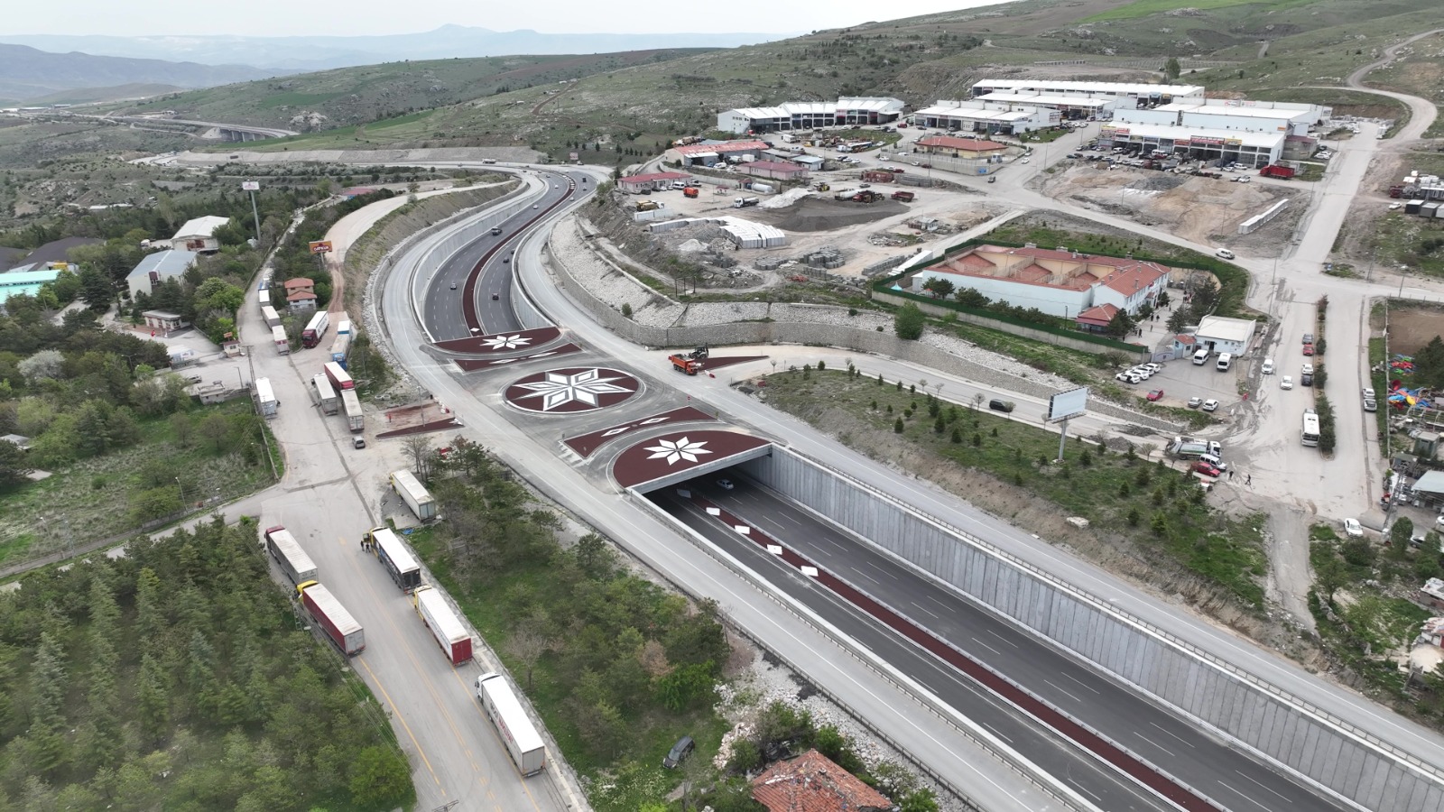 Karayolu kavşağındaki kuru peyzaj uygulamasının havadan görünümü