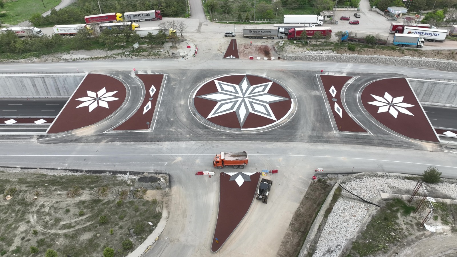 Geometrik desenli kuru peyzaj uygulamasının havadan görünümü