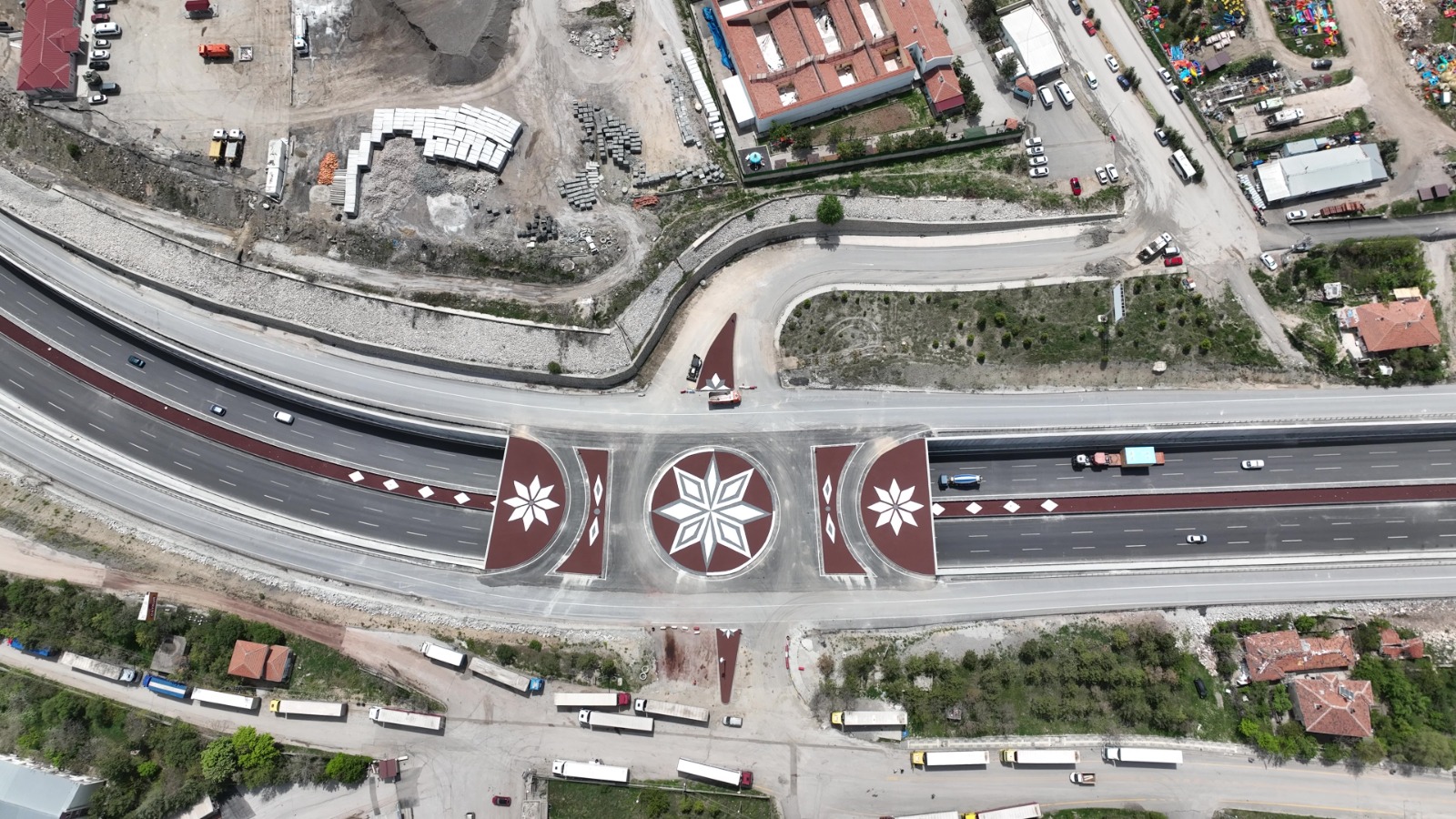 Karayolu kavşağı peyzaj düzenlemesinin üstten görünümü