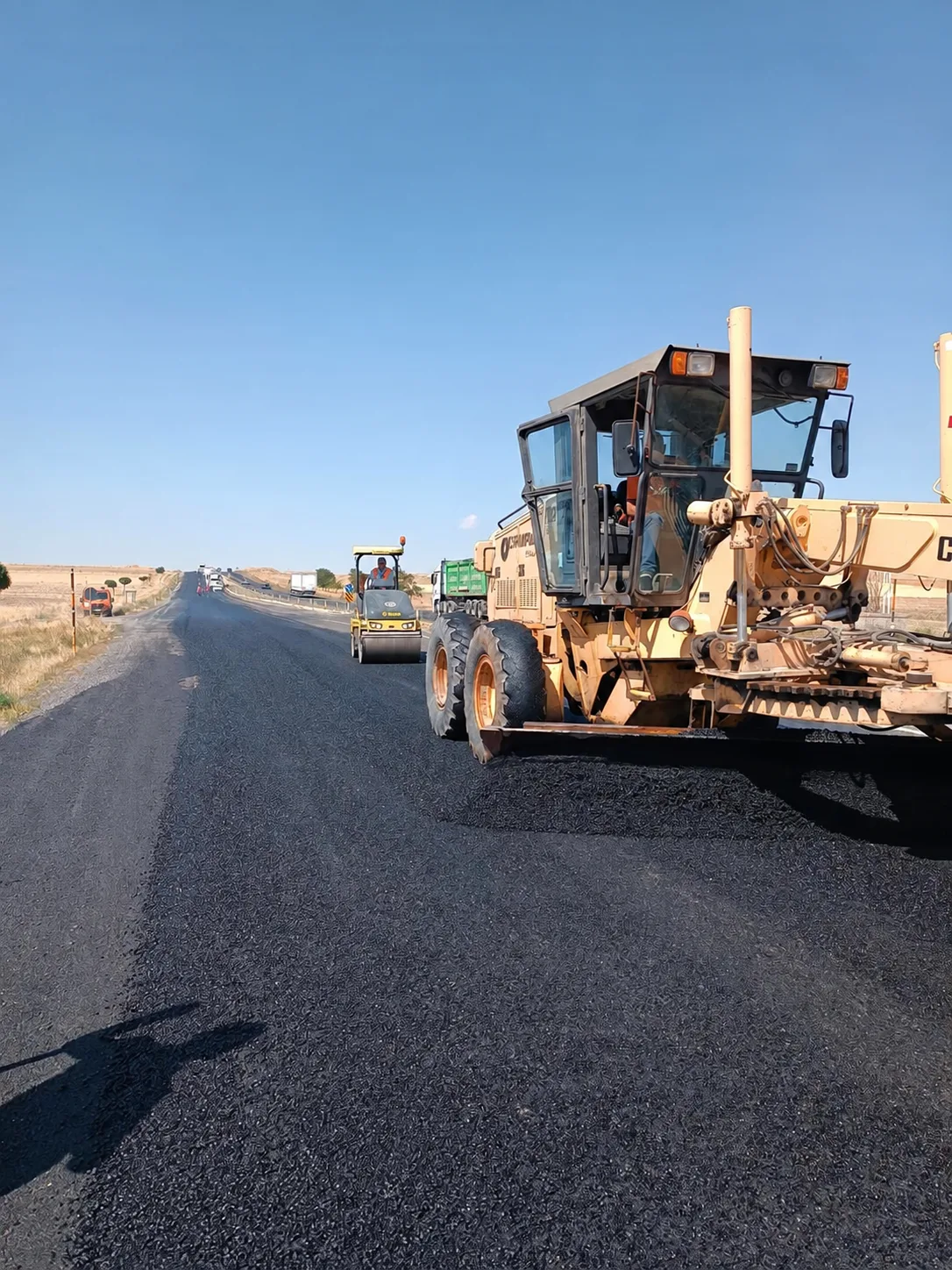 Karayolunda asfalt serimi ve greyder çalışması