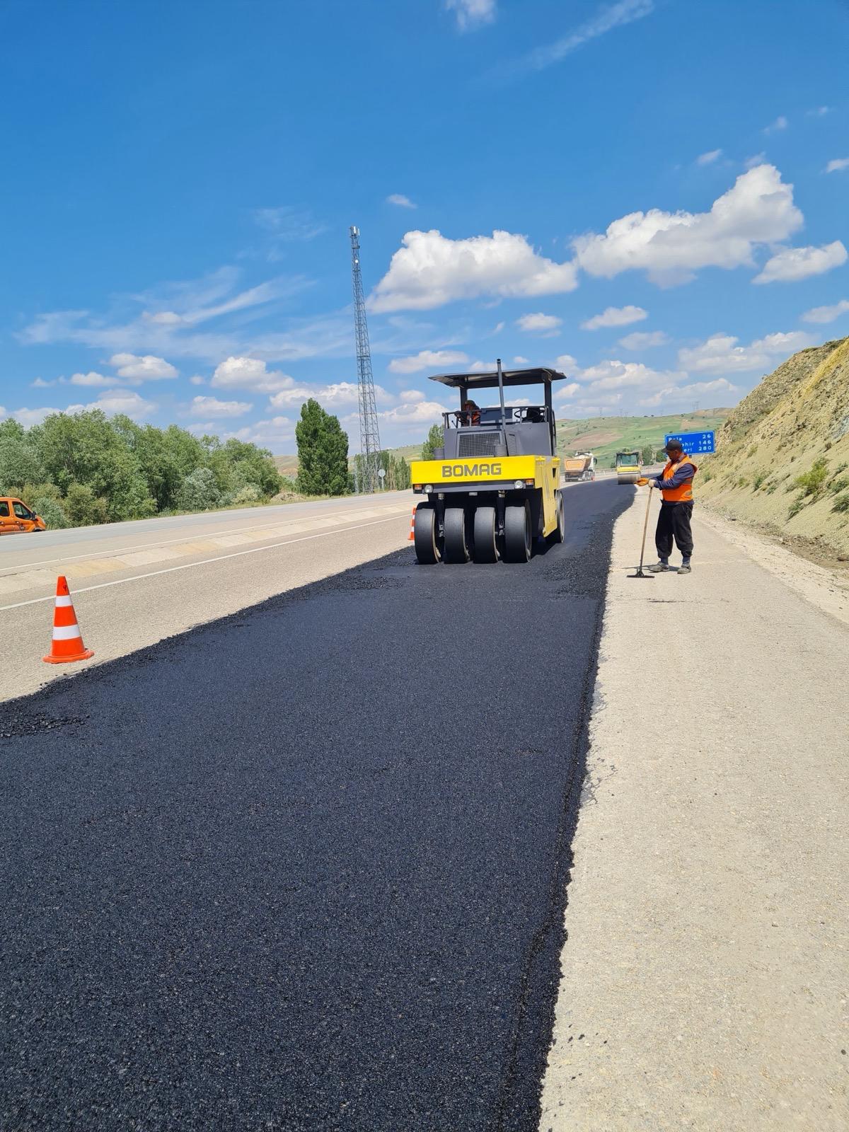 Karayolunda asfalt sıkıştırma çalışması