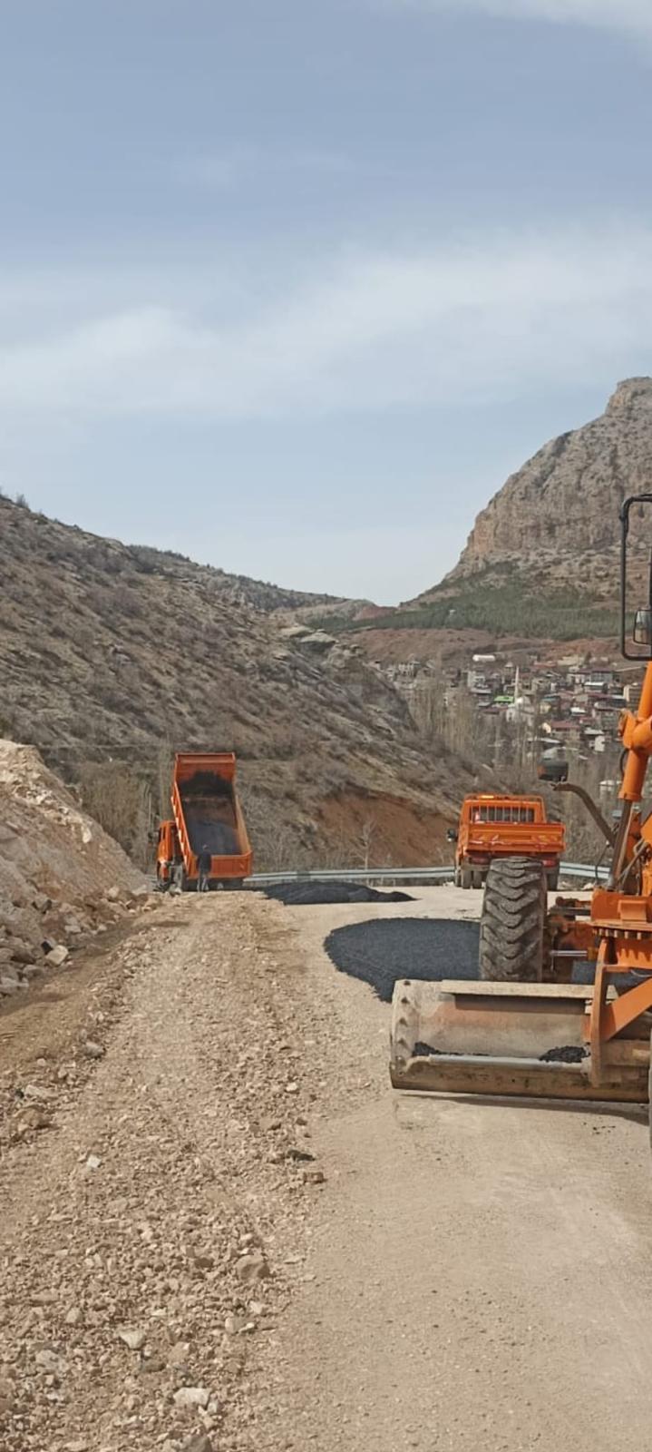 Dağ yolunda asfalt bakım çalışması
