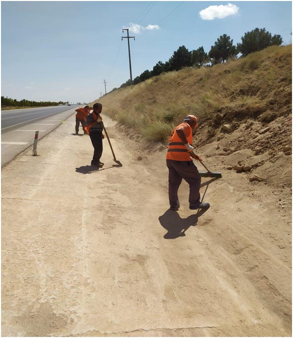 Yol kenarı hendek temizliği yapan saha ekibi