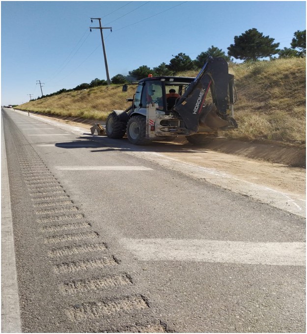 İş makinesiyle yol kenarı hendek temizliği