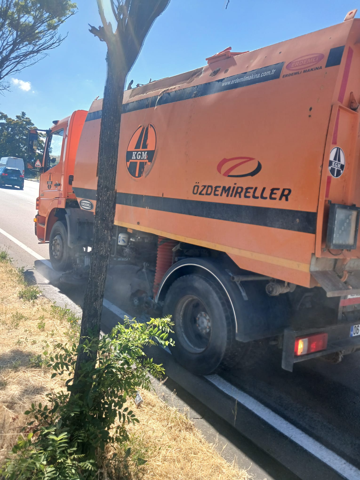 Özdemireller yol süpürme aracı