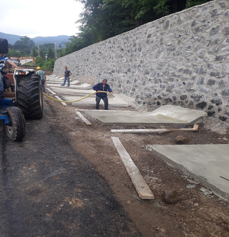 Taş duvar yanında beton hendek uygulaması