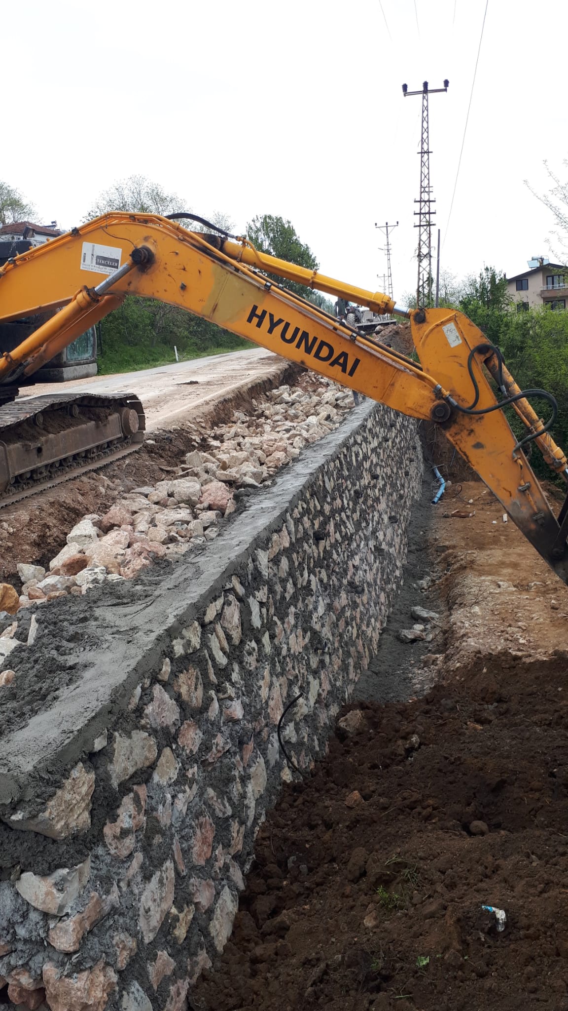 Ekskavatörle taş duvar imalatı