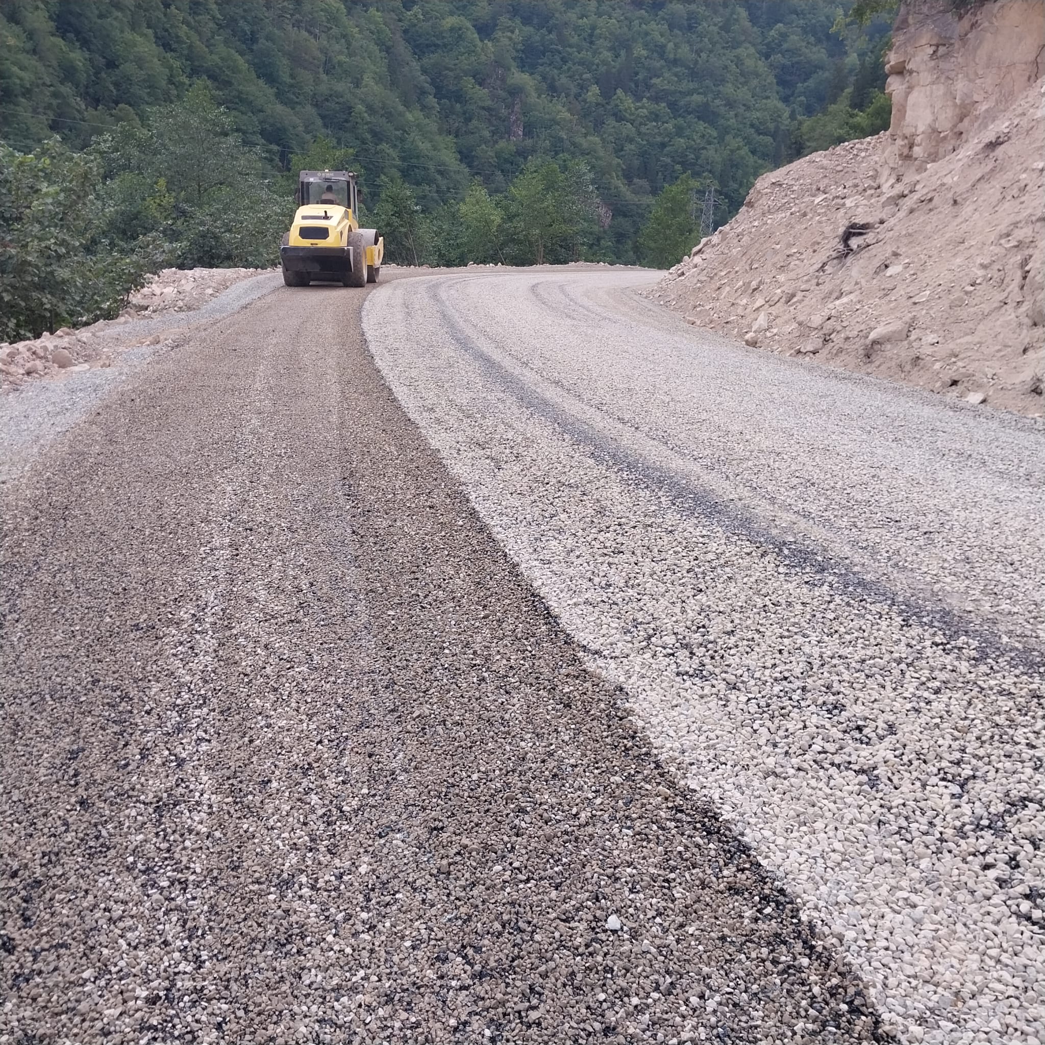 Dağ yolunda sathi kaplama silindiraj uygulaması